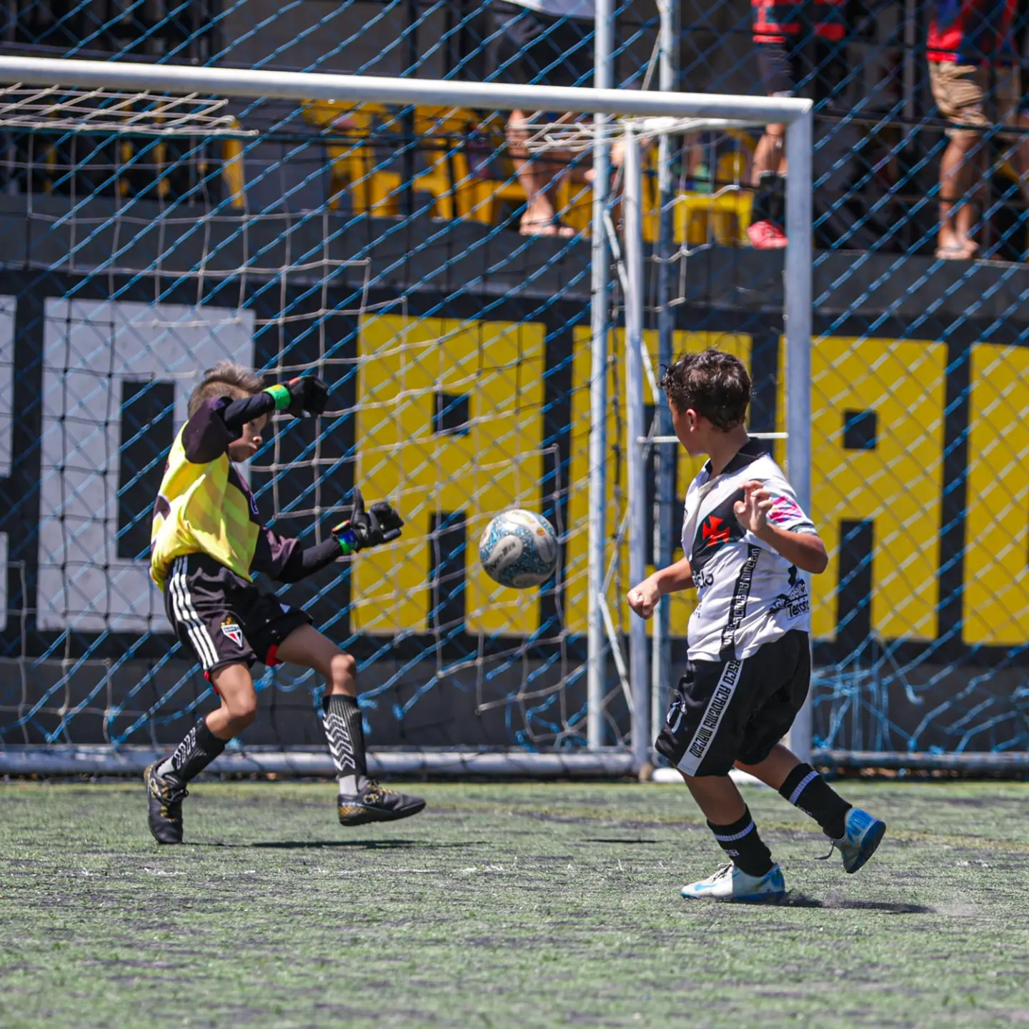 Aluno finalizando para o gol