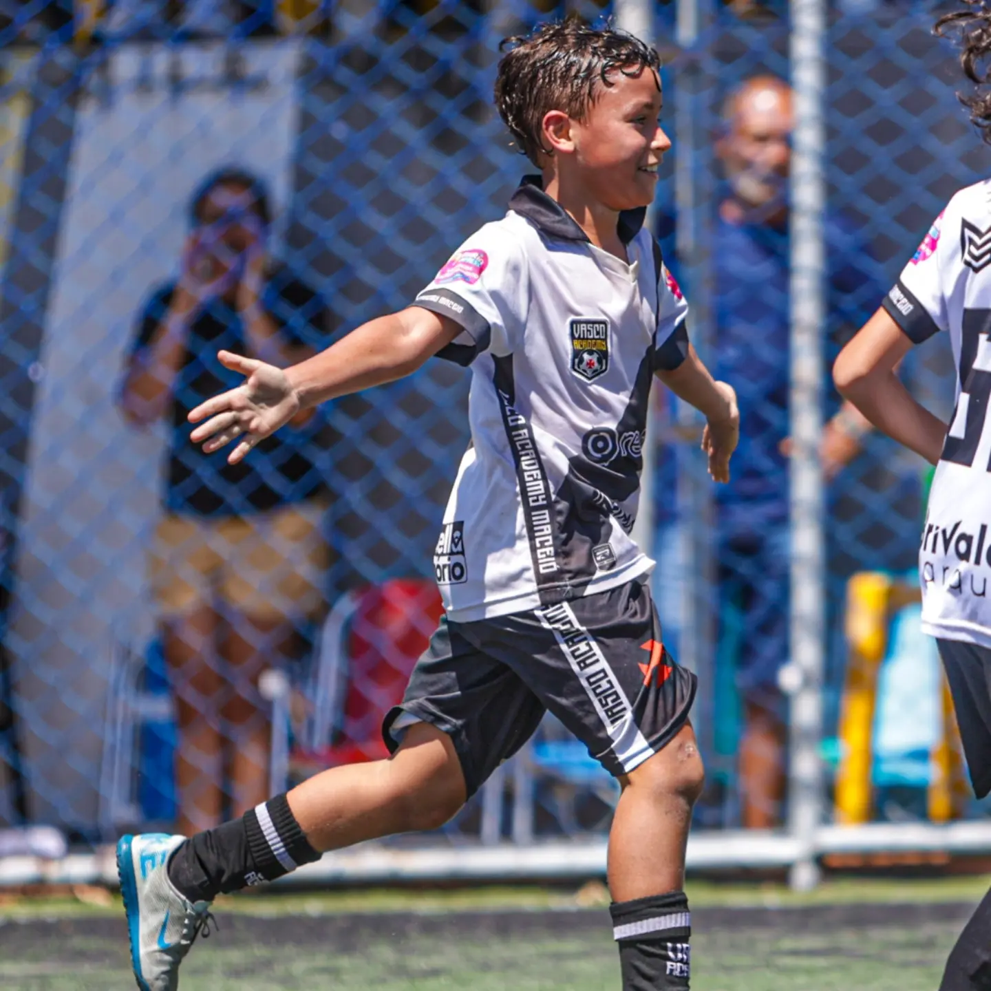 Aluno da Vasco Academy comemorando de braços abertos durante o jogo