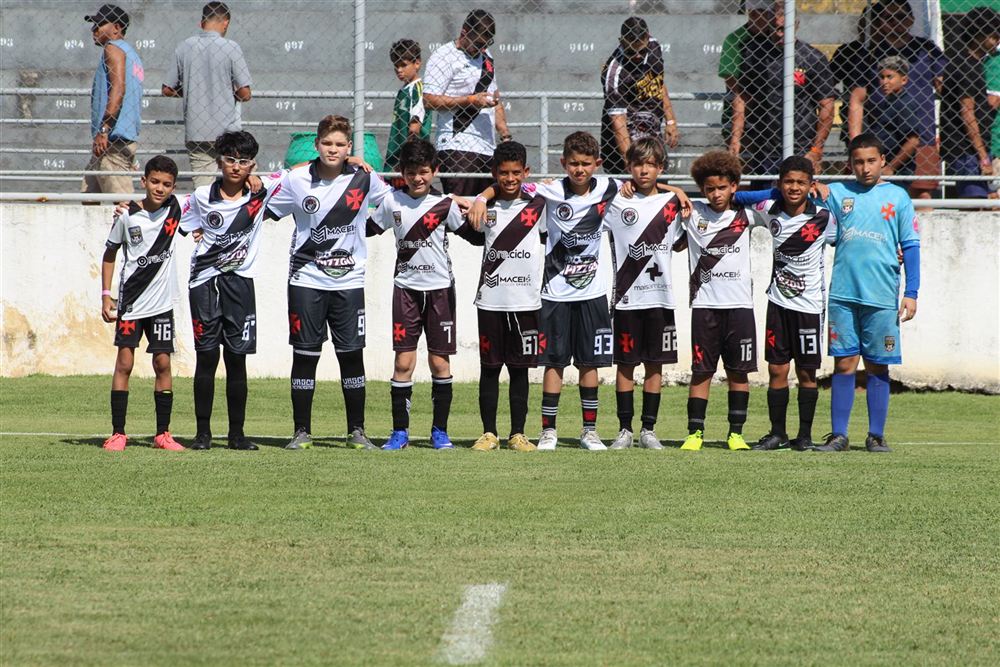 Elenco da Vasco Academy perfilado em campo antes do jogo