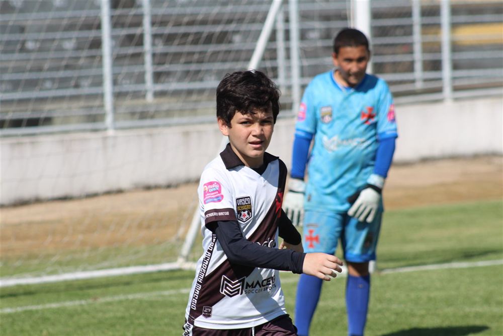 Aluno atento em campo com o goleiro ao fundo